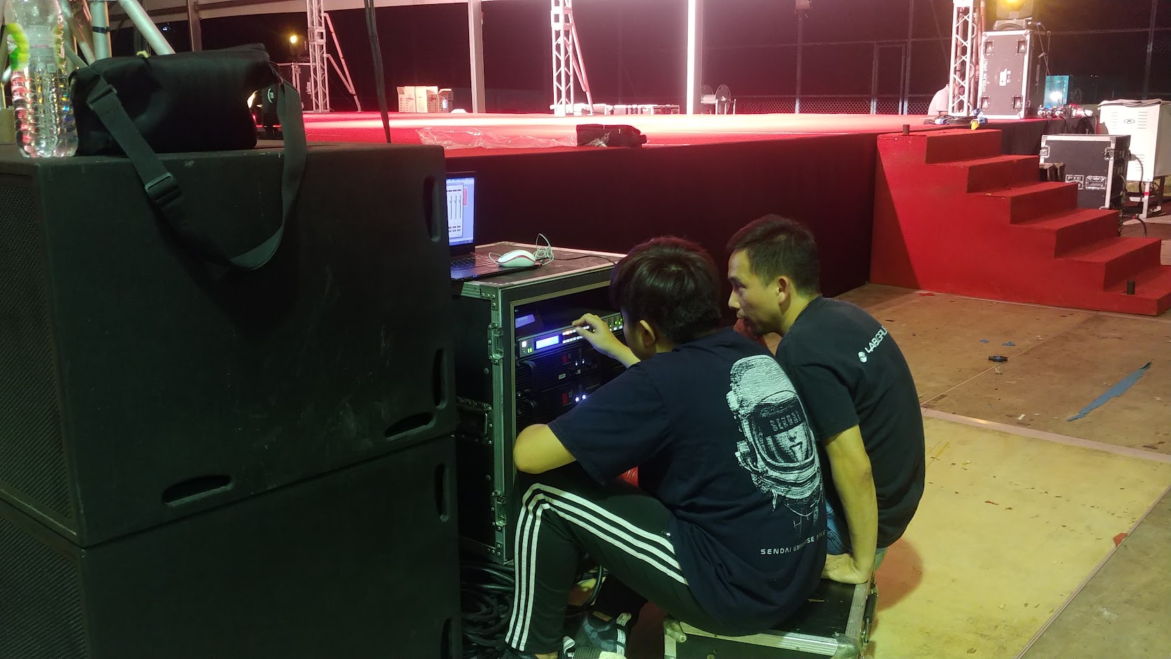 How to set up a stage sound system?