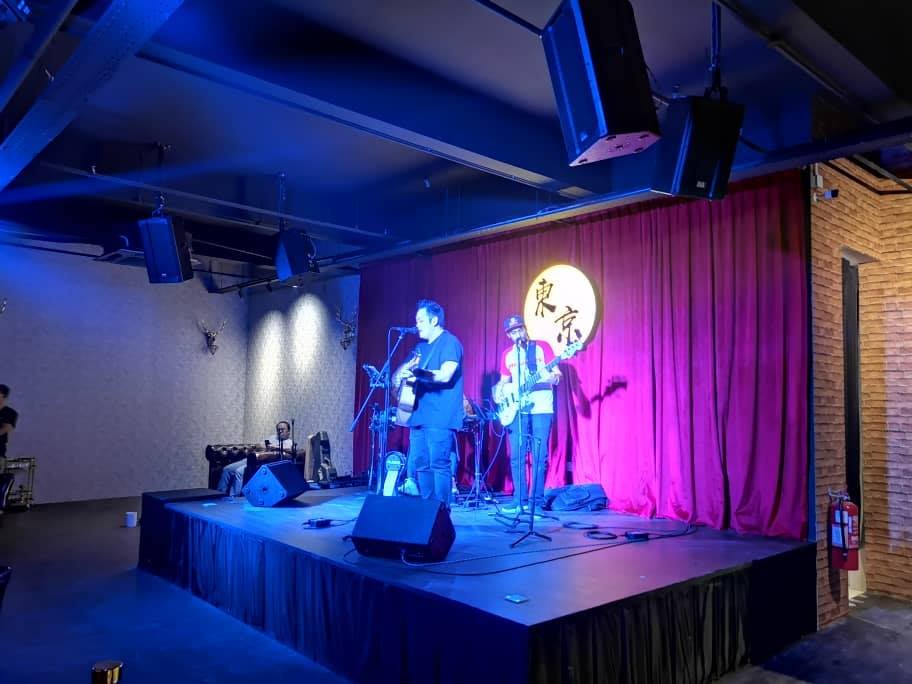 How to set up a stage sound system?